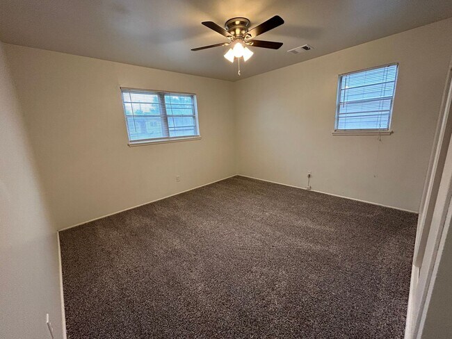 Building Photo - Charming 3 bedroom home available now!