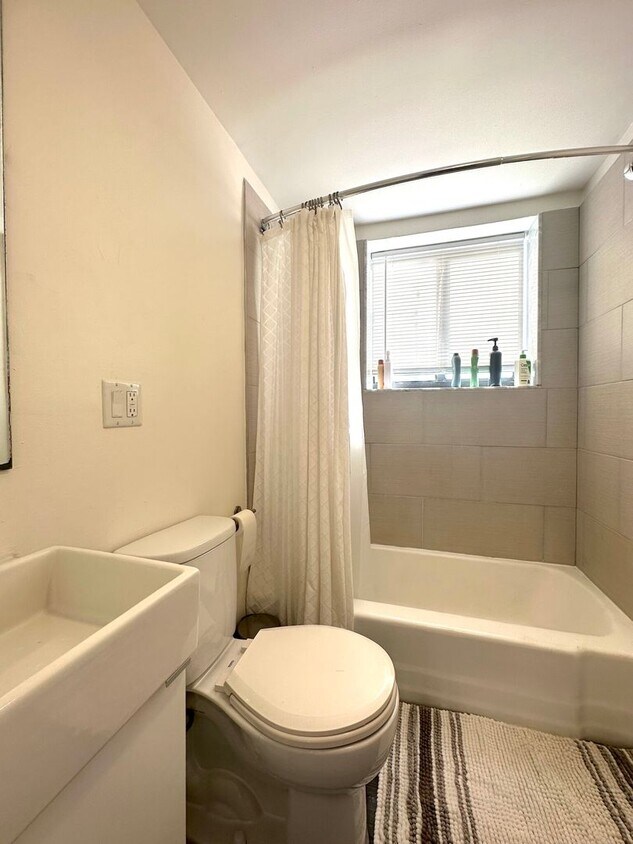 Foto principal - Renovated 2 Bed Steps From The E Line!