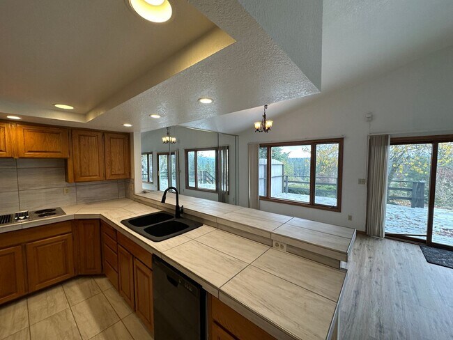 Building Photo - Loch Haven Home with Lake View!