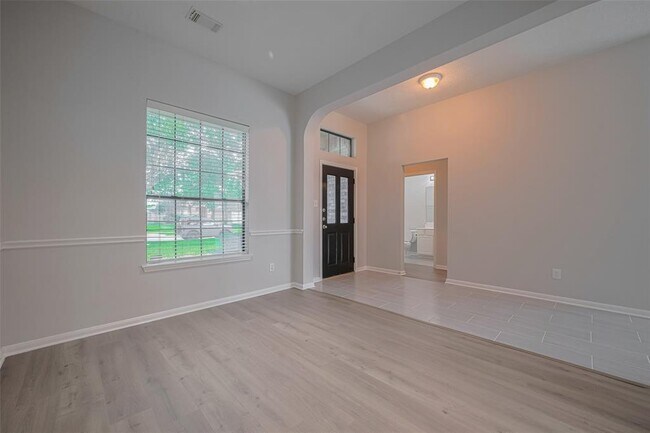 Foto del edificio - 301 Cedar Branch Dr