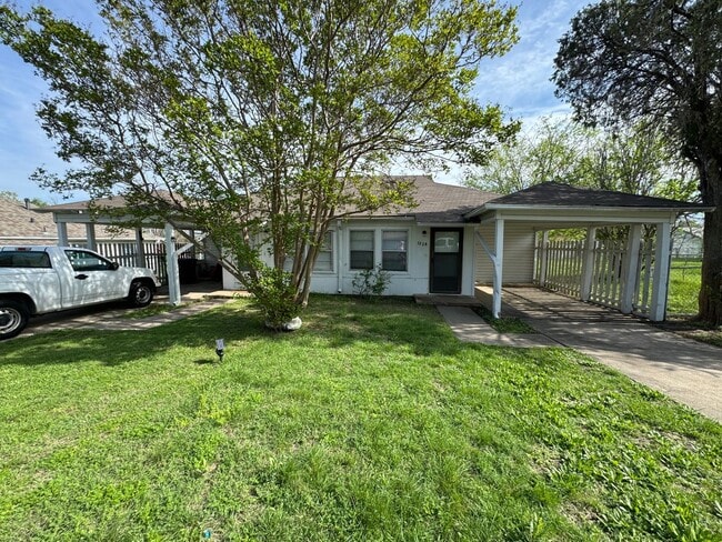 Building Photo - 722 Sutton Dr