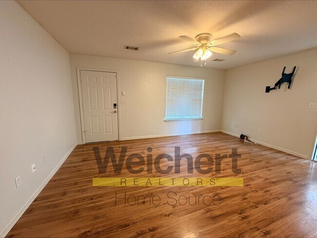 Building Photo - Comfort and convenience, all in one place.