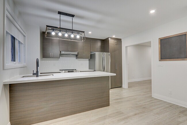 Building Photo - 2520 Bloor St W