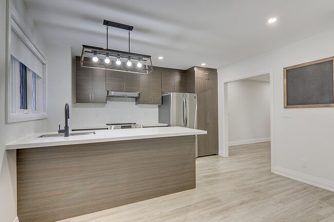 Photo du bâtiment - 2520 Bloor St W