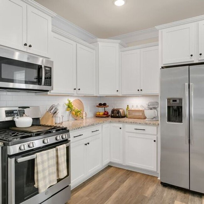 Building Photo - Beautiful, end unit two story Townhome loc...