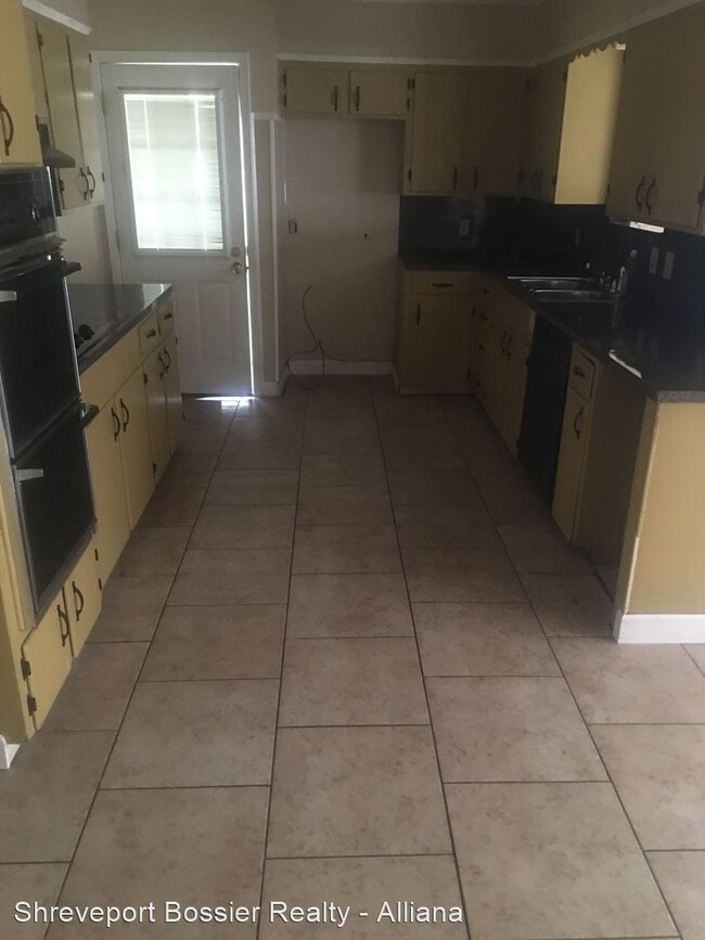 Building Photo - 3 br, 2 bath House - 9439 Poinsettia Drive
