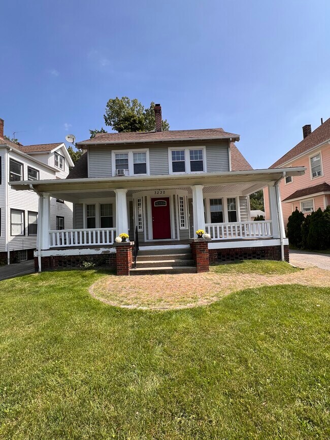 Foto del edificio - 3230 Euclid Heights Blvd