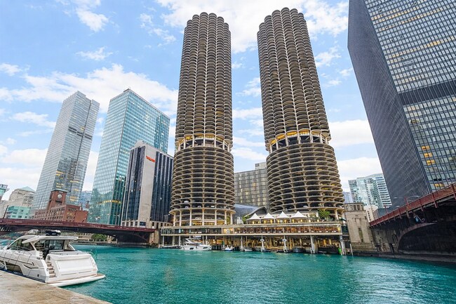 Foto del edificio - 300 N State St