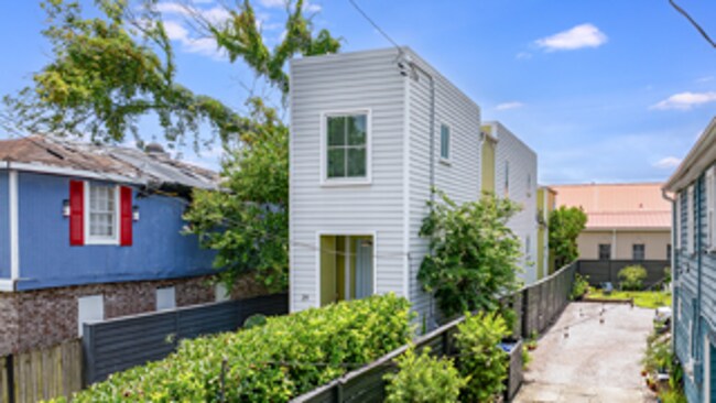Building Photo - Modern Downtown Home!