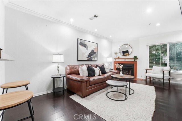 Building Photo - 334 S Walnut Ave