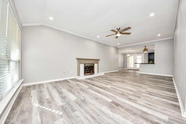 Foto del edificio - 3402 Hidden Creek Dr