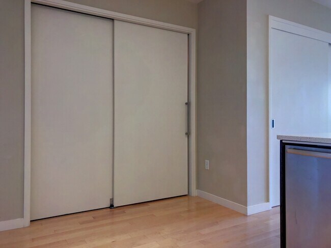 Building Photo - Beautiful 2 Bed, 2 Bath Pacific Heights Co...