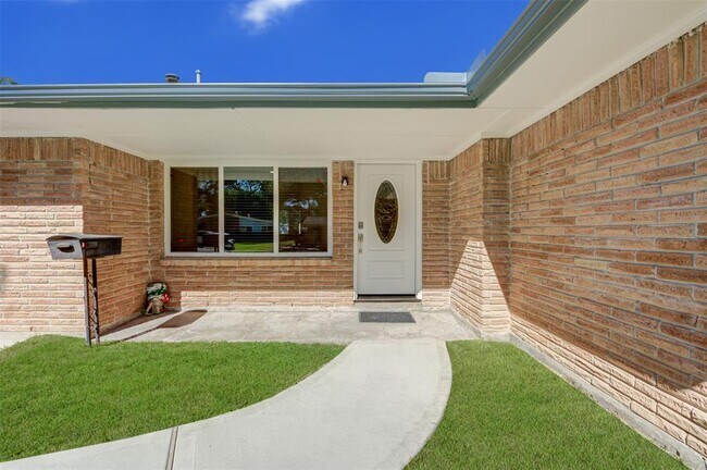 Building Photo - 5202 De Lange Ln