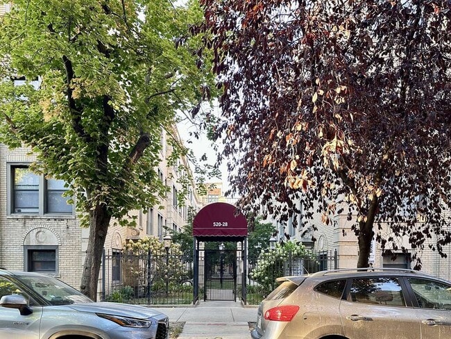 Building Photo - 526 W Surf St