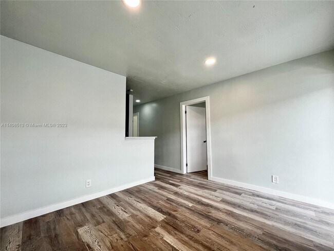 Building Photo - 711 SW 5th St