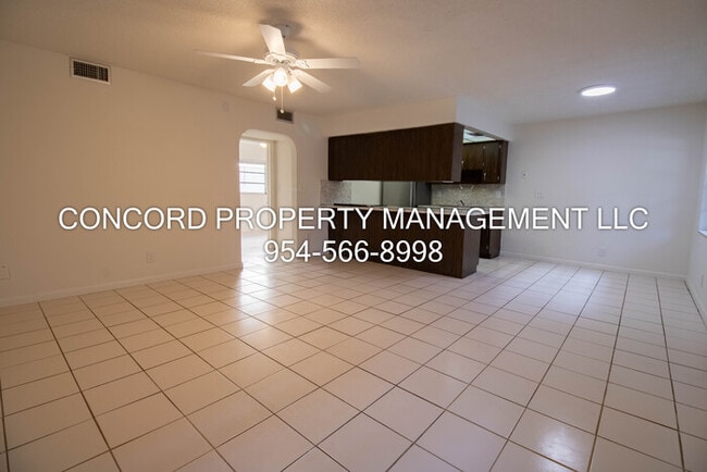 Spacious 2 Bedroom, 1 Bathroom- Pool - Laundry on Site- Fully Tiled- Central AC - Spacious 2 Bedroom, 1 Bathroom- Pool - Laundry on Site- Fully Tiled- Central AC Apartment