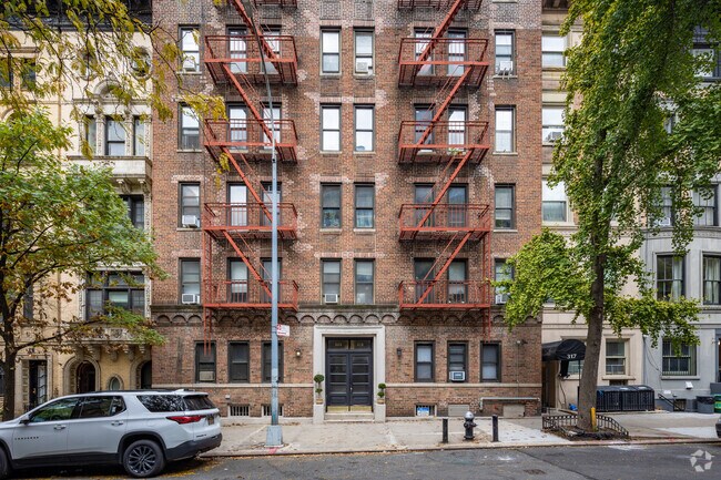 Building Photo - 325 W 71st St