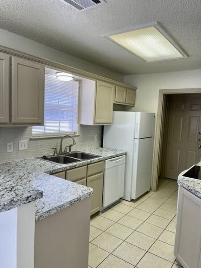 Foto del edificio - 928 Briar Dr