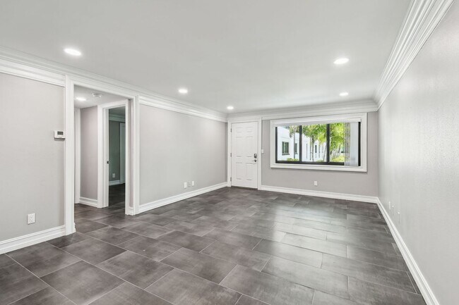 Building Photo - 2942 W Bay Dr