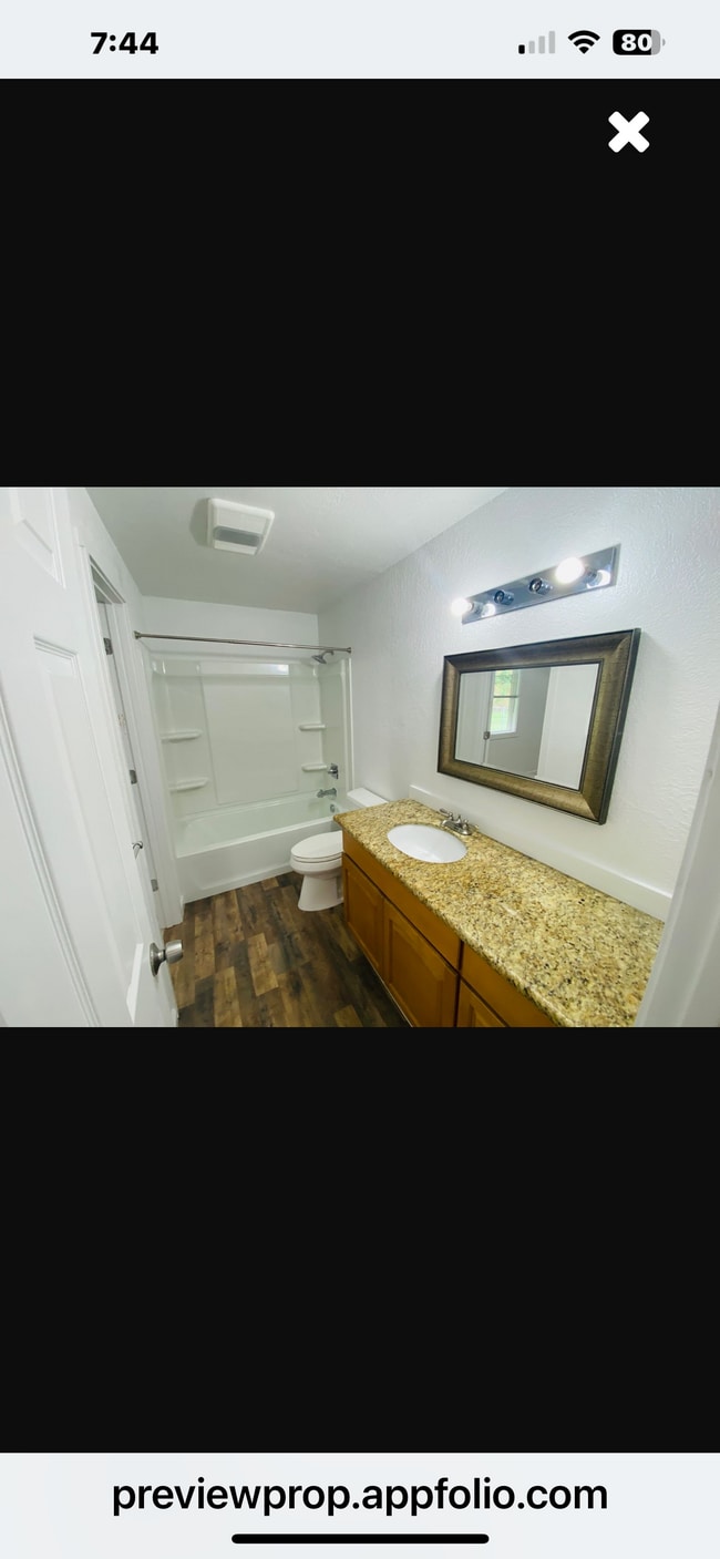 Baño - 11040 N Skagit St