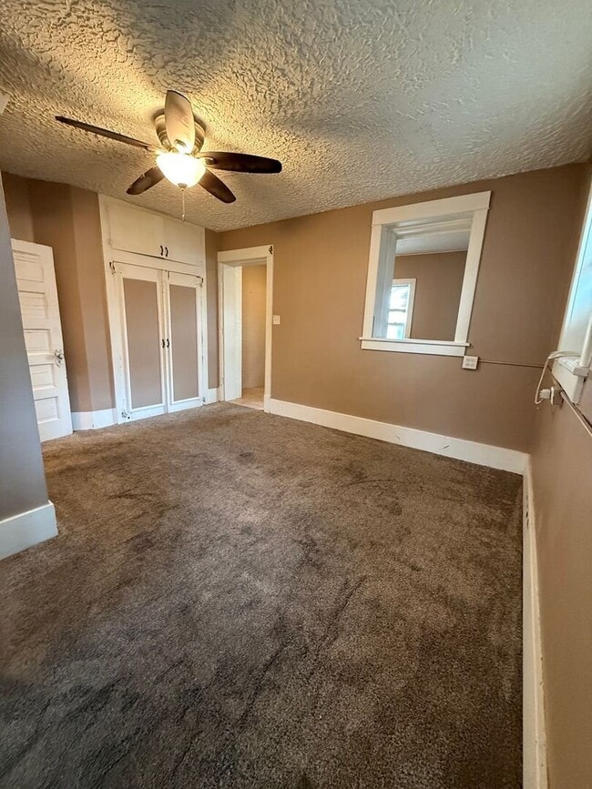 Building Photo - Clean Studio Apartment