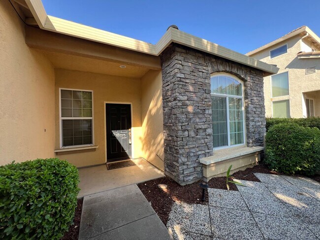 Building Photo - 2 Bedroom Home in Elk Grove Near Morse Park