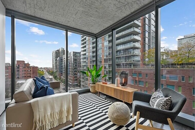 Building Photo - 1 br, 1 bath Condo - 701 South Dearborn St...