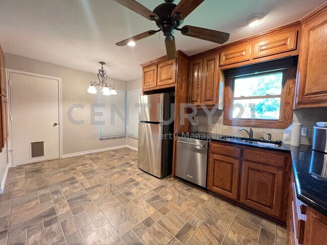 Foto del edificio - Well Maintained 3/1.5 in Historic Downtown...