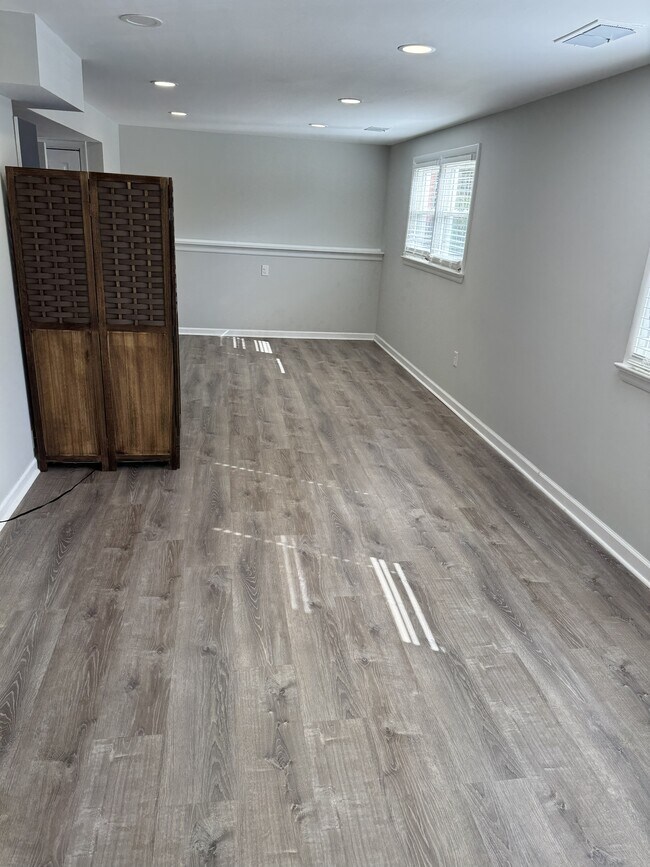 Building Photo - 914 Daleview Dr