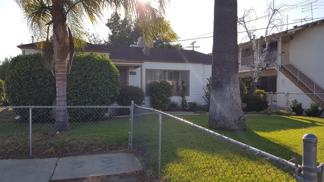 Foto del edificio - 7105-7117 1/2 Hazeltine Ave