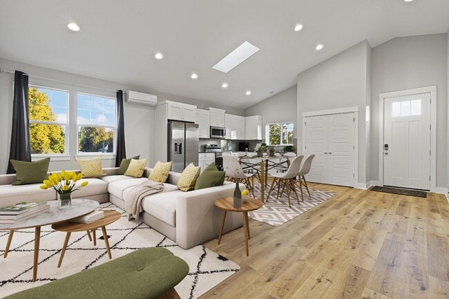 Building Photo - Modern Hillsboro apartment 2 blocks from O...