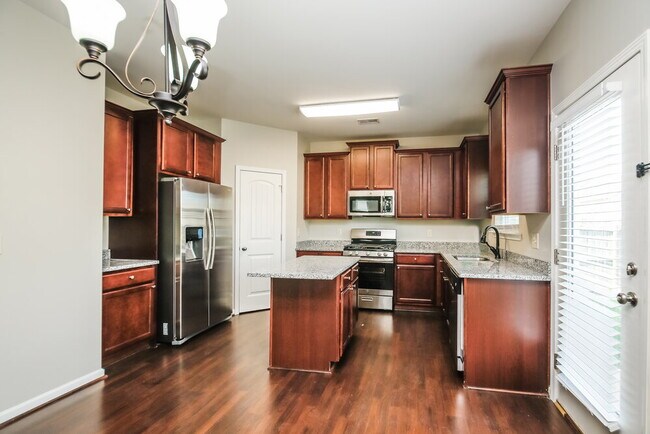 Building Photo - 257 Hill Crest Cir