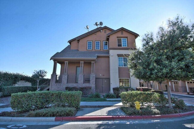 Foto del edificio - Beautifully Updated Union City Townhome w/ Community Amenities & Vaulted Ceilings