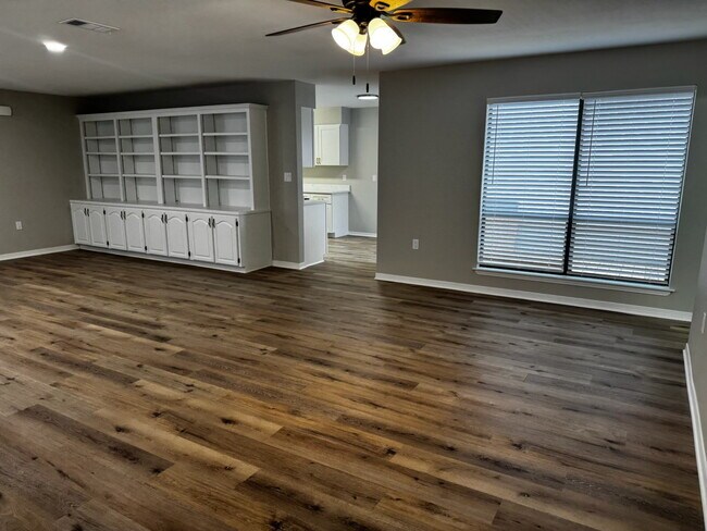 Foto del edificio - "Charming 2-Bed Oasis with Granite Touches & Cozy Fireplace in Fort Walton Beach!"