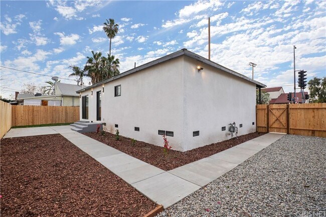 Building Photo - 6040 Lindley Ave