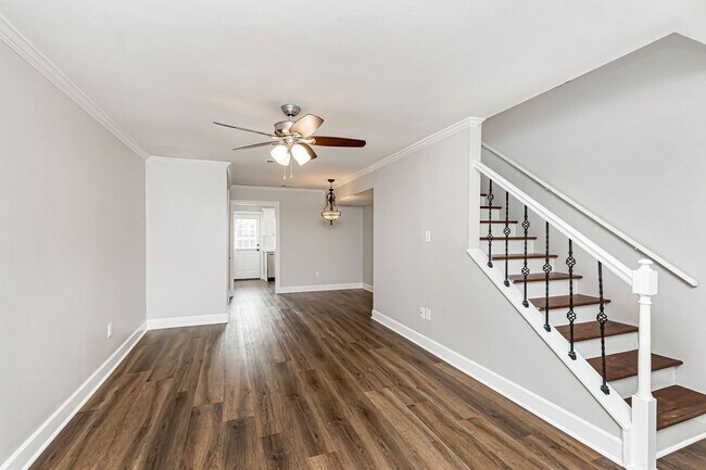 Building Photo - 2 Bedroom Townhouse Located off Bluebonnet...