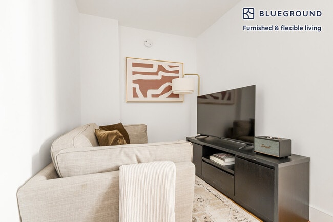 Foto del edificio - 230 E 44th St