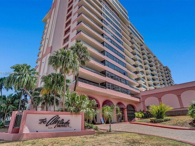 Foto del edificio - 5225 Collins Ave