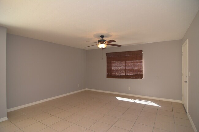 Foto del edificio - Modern 2 Bedroom 2 Bath Condo! Great East ...
