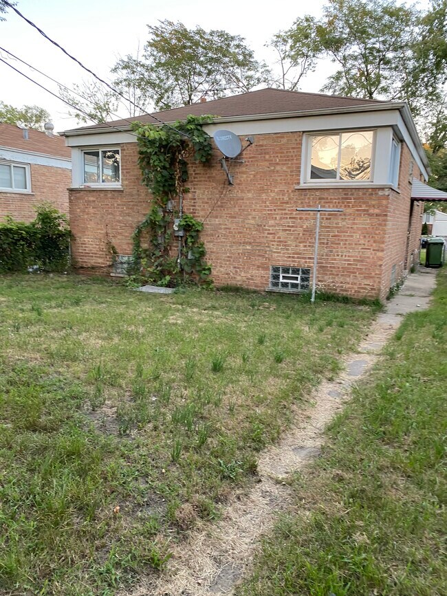 Building Photo - 14308 Woodlawn Ave