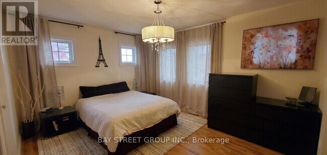 Photo du bâtiment - 5223 Fairford Crescent