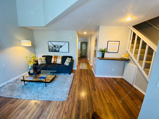 Foto del edificio - FULLY FURNISHED, 1 BR - 1.5 BA + LOFT CONDO IN NW BEND
