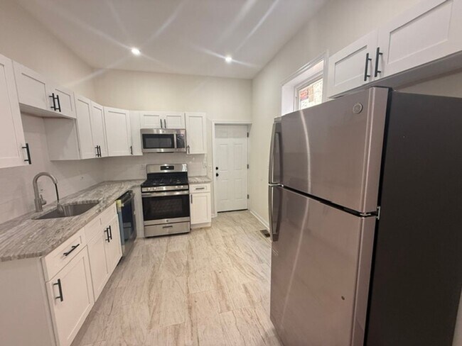 Foto del edificio - 3-Bedroom Port Richmond Home with Central Air and Expansive Backyard