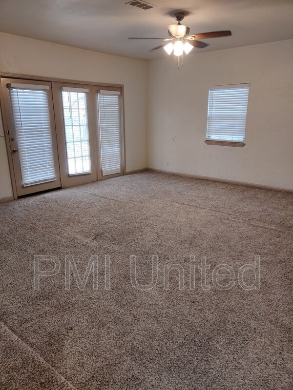 Foto del edificio - 2216 N Travis St