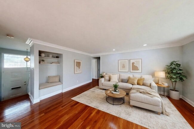 Photo - 1012 Loxford Terrace House