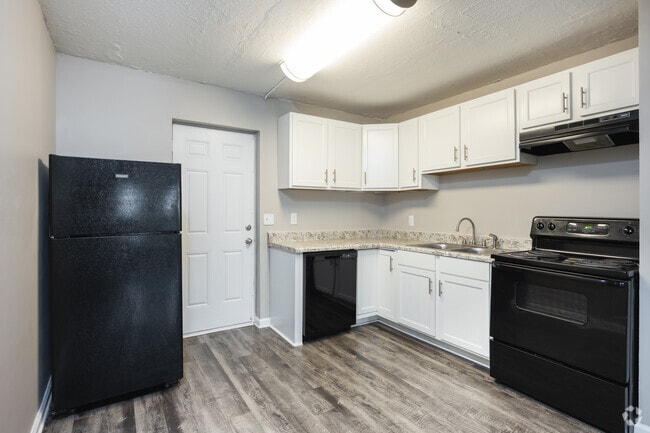 2BR, 1BA - 900SF - Kitchen - Retreat at the Park