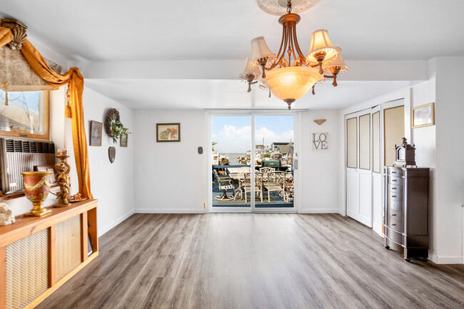 DIning area - 1411 Cross Bay Blvd