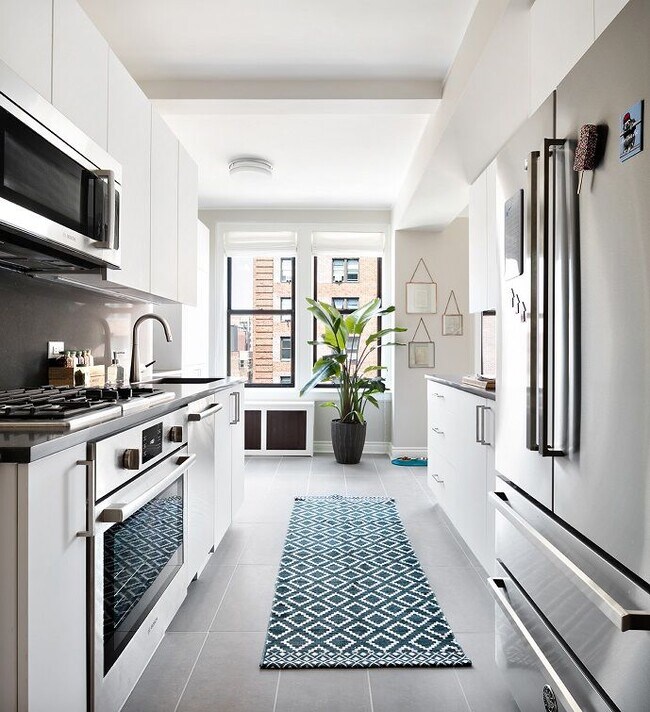 Building Photo - 302 E 50th St