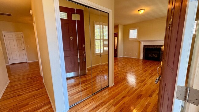 Building Photo - Beautiful Spacious Cedar Hills/ Peterkort ...