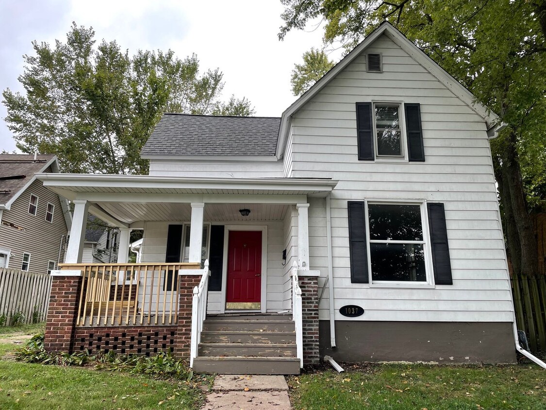 Primary Photo - 3 Bedroom House Steps Away From Washington...